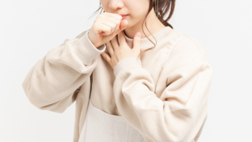 咳ばらいをする女性