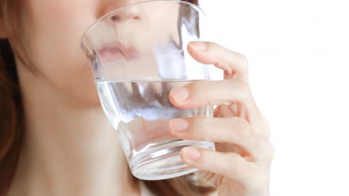 コップの水を飲む女性