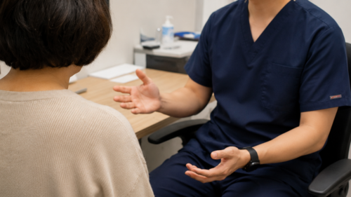 医師が患者さんと話している様子