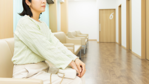 待合室で順番を待つ女性