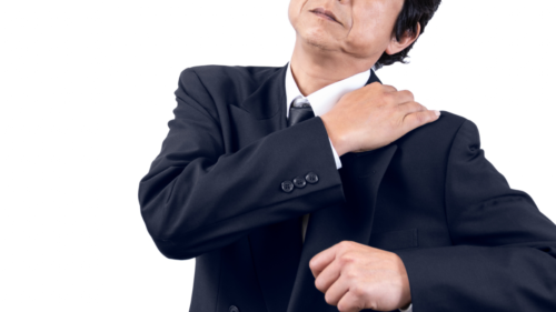 肩が上がらないスーツの男性