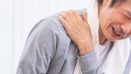 肩に痛みを感じている男性